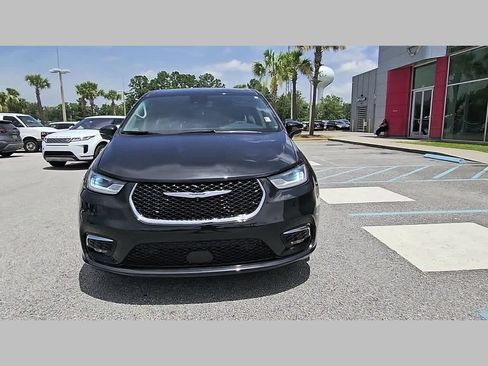 Used 2023 Chrysler Pacifica Touring-L w/ Uconnect Theater Family Group FWD image 20