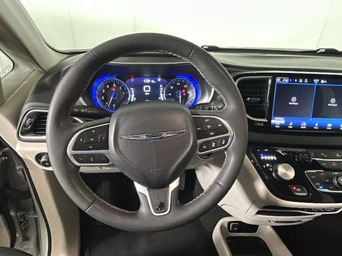 Used 2024 Chrysler Pacifica Touring-L FWD image 13