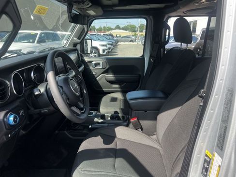 Used 2023 Jeep Wrangler Unlimited w/ Sun & Screen Package AWD/4WD image 13