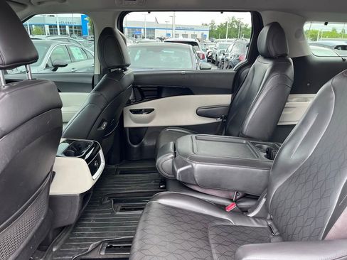 Used 2022 Kia Carnival EX FWD image 19