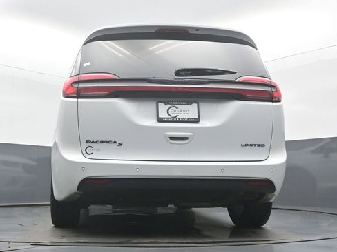 Used 2025 Chrysler Pacifica Limited image 50