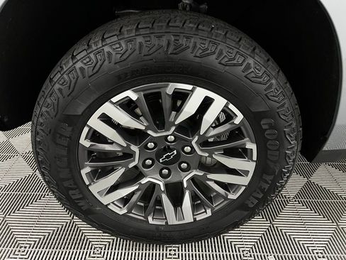 Used 2025 Chevrolet Suburban Z71 image 11