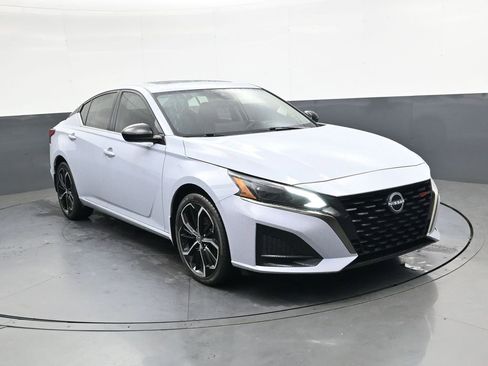 Used 2023 Nissan Altima 2.5 SR w/ SR Premium Package AWD/4WD image 2