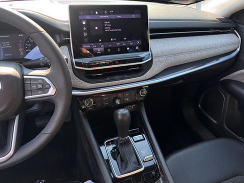 Used 2022 Jeep Compass Latitude image 19