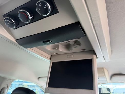 Used 2015 Chrysler Town & Country Touring FWD image 23