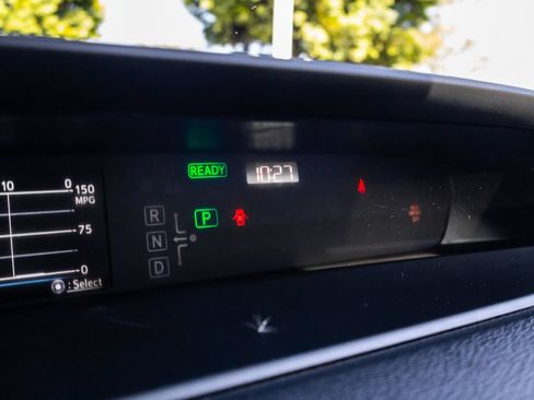 Used 2019 Toyota Prius L Eco w/ Carpet Mat Package FWD image 37