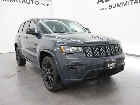 Used 2018 Jeep Grand Cherokee Altitude AWD/4WD image 2
