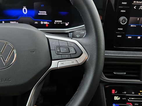 Certified 2025 Volkswagen Taos SE image 18