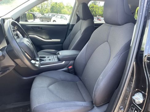 Used 2021 Toyota Highlander L AWD/4WD image 12