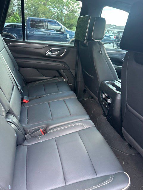 Certified 2023 GMC Yukon SLT w/ SLT Luxury Package AWD/4WD image 8