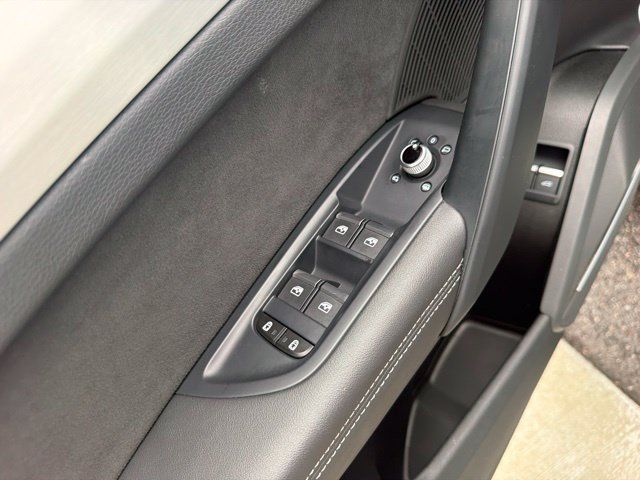 Used 2023 Audi Q5 e Prestige AWD/4WD image 21