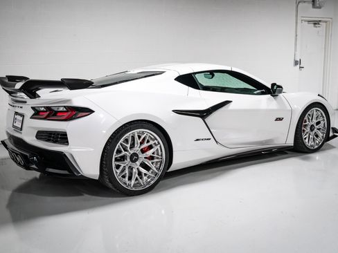 Used 2023 Chevrolet Corvette Z06 w/ Z07 Performance Package RWD image 3