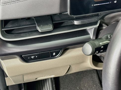 Used 2025 Kia Carnival FWD image 17