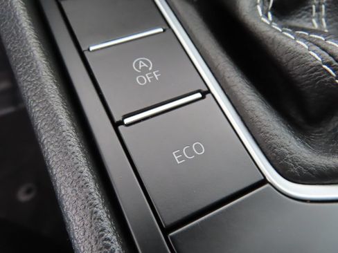 Used 2025 Volkswagen Jetta SE FWD image 12