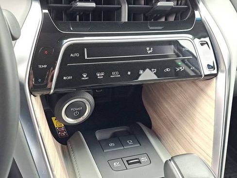 Used 2024 Toyota Venza XLE AWD/4WD image 14