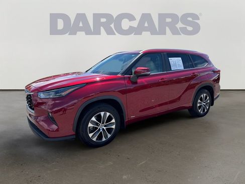Used 2023 Toyota Highlander XLE AWD/4WD image 3