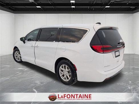Used 2024 Chrysler Pacifica Touring-L image 3