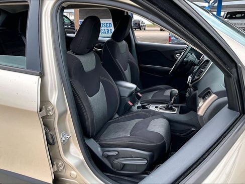 Used 2015 Jeep Cherokee Sport FWD image 9