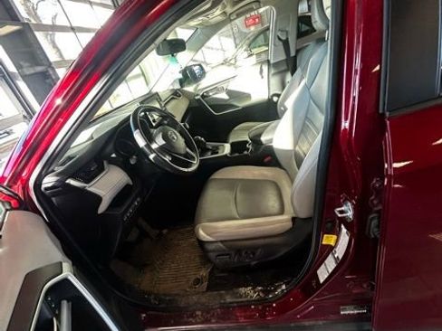 Used 2021 Toyota RAV4 XLE Premium image 4
