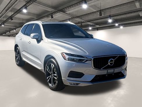 Used 2021 Volvo XC60 T5 Momentum w/ Premium Package image 2