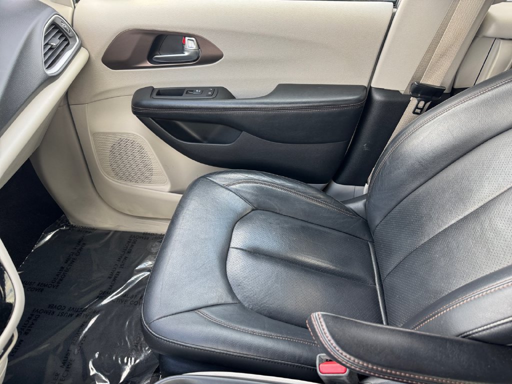 Used 2019 Chrysler Pacifica Touring-L FWD image 28