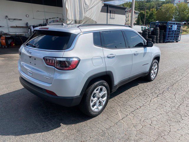 Used 2025 Jeep Compass Latitude AWD/4WD image 5