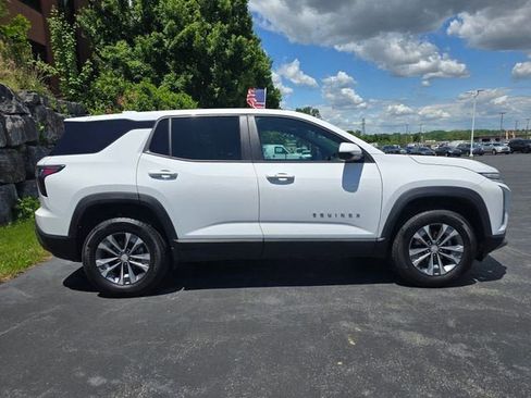 Used 2025 Chevrolet Equinox LT AWD/4WD image 2
