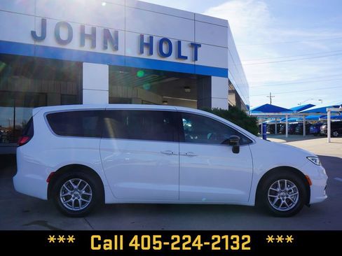 Used 2025 Chrysler Pacifica Select FWD image 8