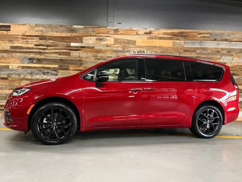 Used 2026 Chrysler Pacifica Limited w/ Uconnect Theater Family Group AWD/4WD image 13