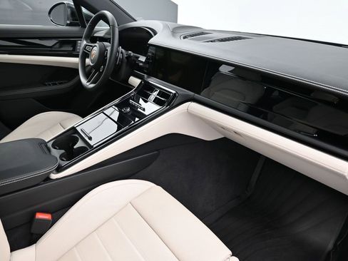 Used 2025 Porsche Panamera image 13