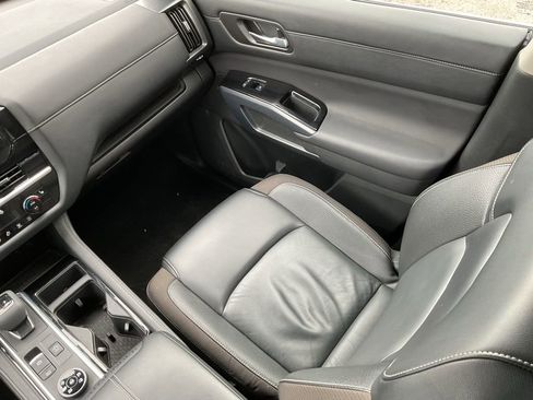 Used 2024 Nissan Pathfinder SL w/ Black Appearance Package image 17