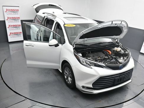 Used 2022 Toyota Sienna XLE image 25