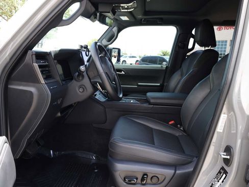 Used 2024 Lexus GX 550 AWD/4WD image 3