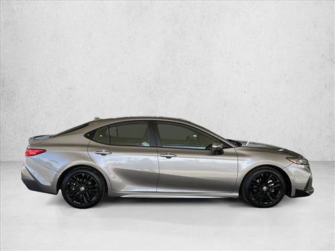 Used 2025 Toyota Camry SE image 4