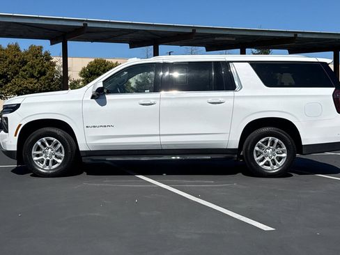 Used 2025 Chevrolet Suburban LT AWD/4WD image 13
