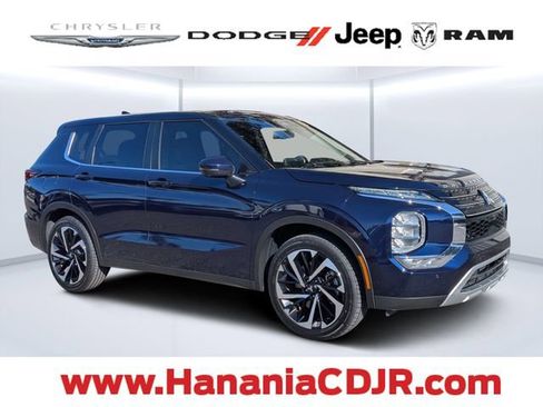 Used 2023 Mitsubishi Outlander SE image 1