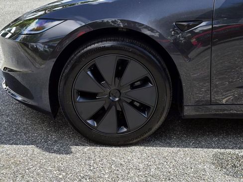 Used 2024 Tesla Model Y Long Range AWD/4WD image 39