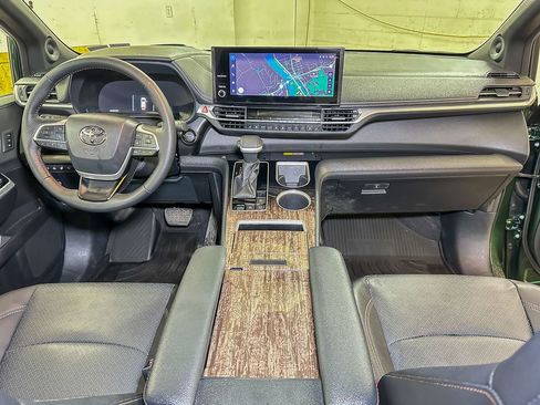 Used 2026 Toyota Sienna Platinum AWD/4WD image 36