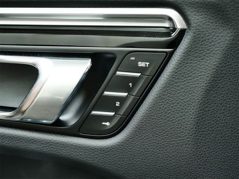 Used 2025 Porsche Macan image 18