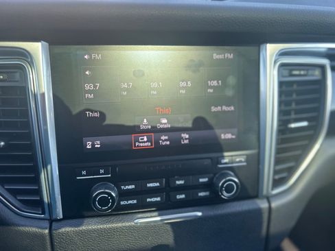 Used 2018 Porsche Macan Sport Edition image 26