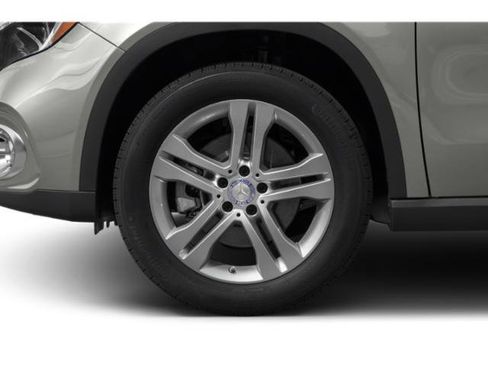 Used 2020 Mercedes-Benz GLA 250 4MATIC w/ Premium Package image 11