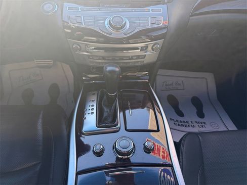 Used 2019 INFINITI Q70 Luxe w/ Sport Package image 11