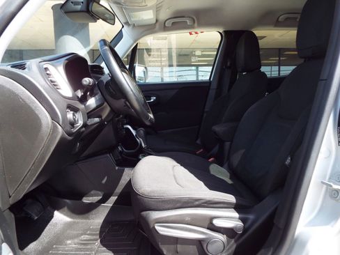 Used 2018 Jeep Renegade Latitude image 19