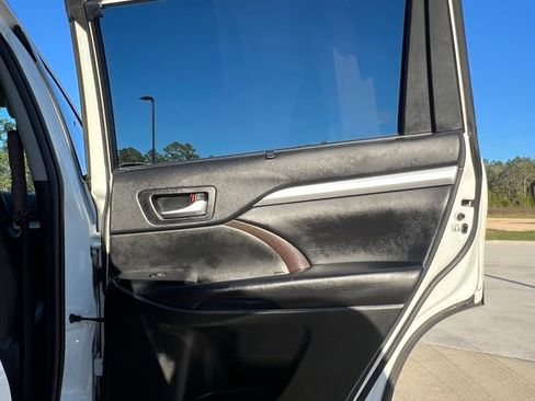 Used 2019 Toyota Highlander XLE image 18