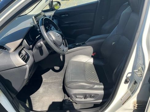 Used 2021 Toyota C-HR Limited FWD image 8