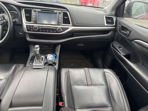 Used 2019 Toyota Highlander SE image 23