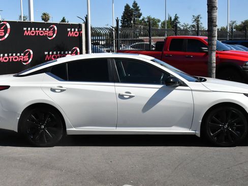 Used 2022 Nissan Altima 2.5 SR w/ Midnight Edition Package FWD image 9