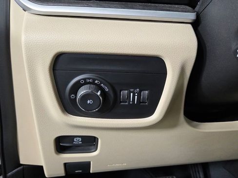 Used 2023 Jeep Grand Cherokee Limited w/ Luxury Tech Group II image 19