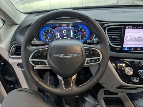 Used 2023 Chrysler Pacifica Touring-L image 10