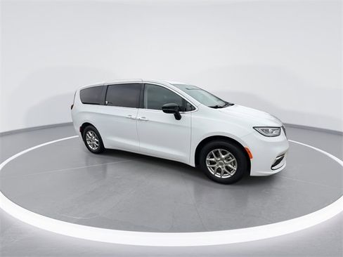 Used 2024 Chrysler Pacifica Touring-L image 2